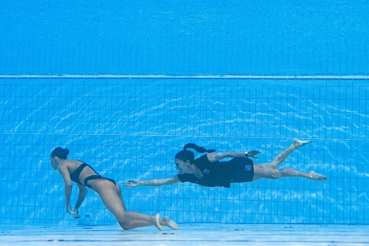 Anita Álvarez ya está desvanecida y su entrenadora nada para rescatarla
