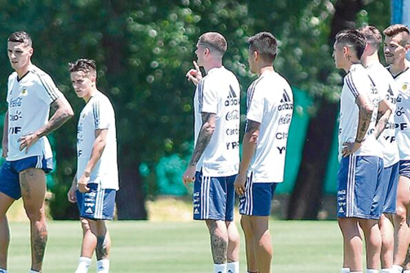 La Selección entrenó por la mañana en Ezeiza y luego viajó a Córdoba para esperar el partido en el Kempes.