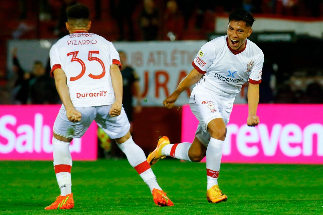 Pérez festeja el primer gol de Huracán