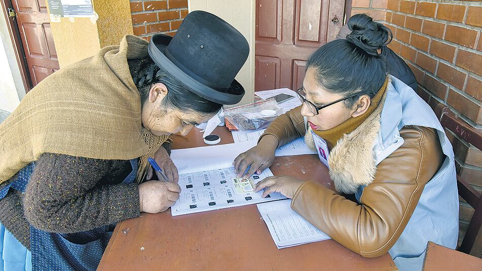 Una votante de El Alto participó de las inéditas elecciones primarias en Bolivia.