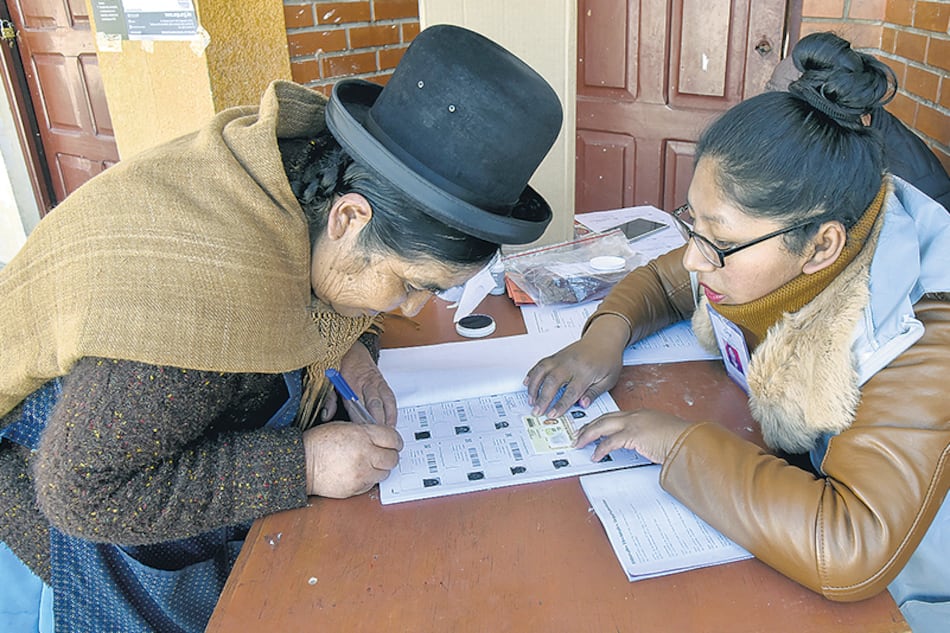 Una votante de El Alto participó de las inéditas elecciones primarias en Bolivia.