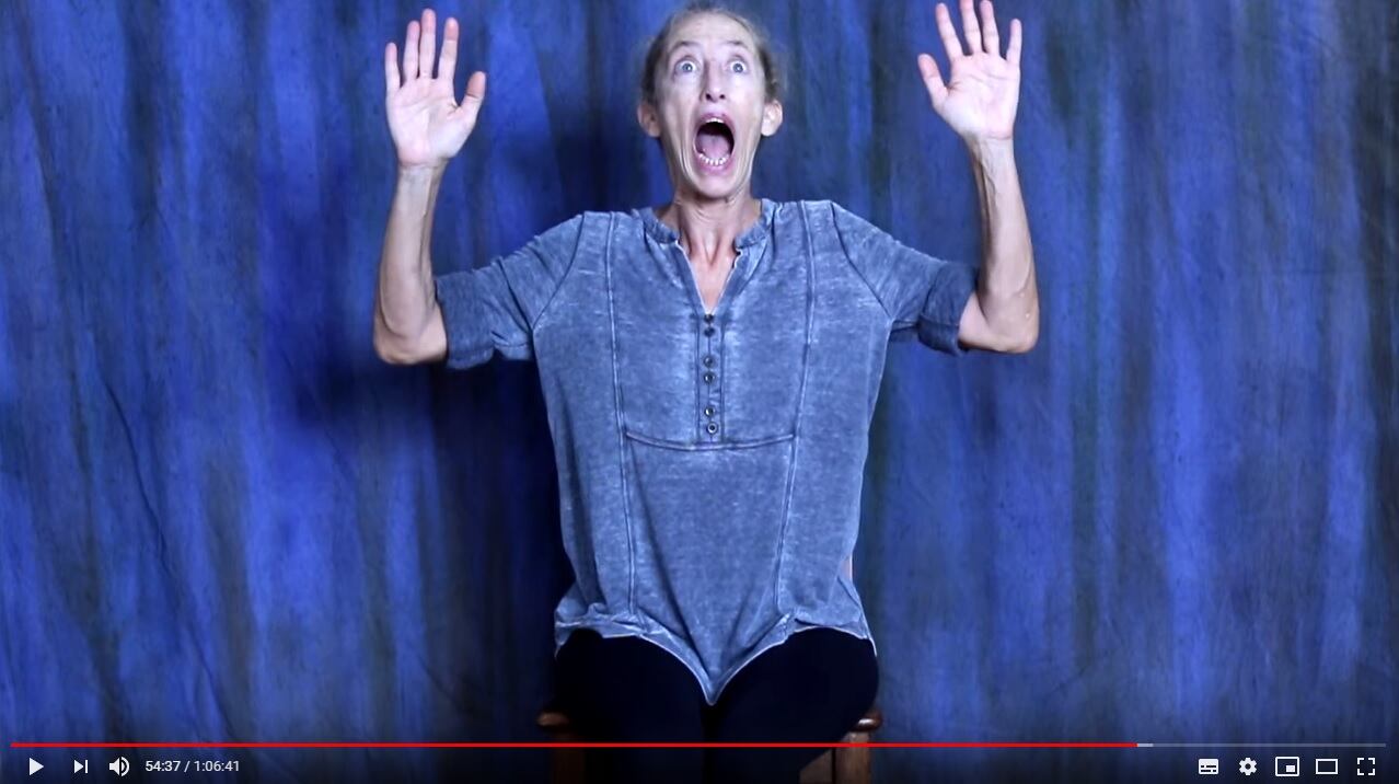 Odorico entrega una interpretación exquisita que ilustra la multiplicidad y diversidad de máscaras utilizadas por los seres humanos.