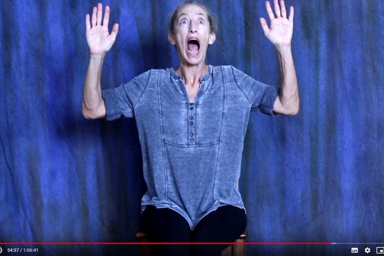 Odorico entrega una interpretación exquisita que ilustra la multiplicidad y diversidad de máscaras utilizadas por los seres humanos.