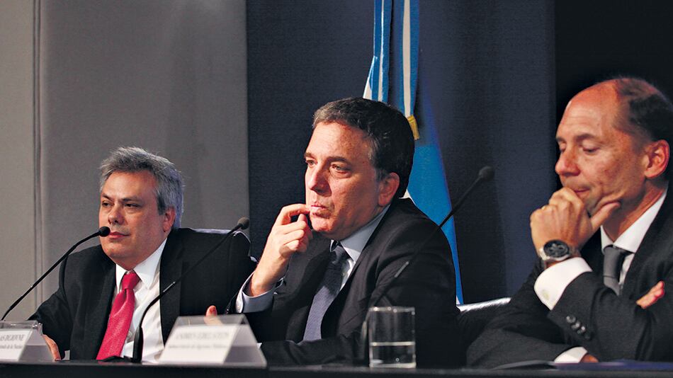 Nicolás Dujovne, rodeado por el secretario de Política Económica y el sub de Ingresos Públicos. El Impuesto al Cheque será deducible de Ganancias.