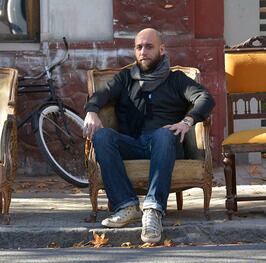 El rosarino Javier Núñez, en las calles de la ciudad.
