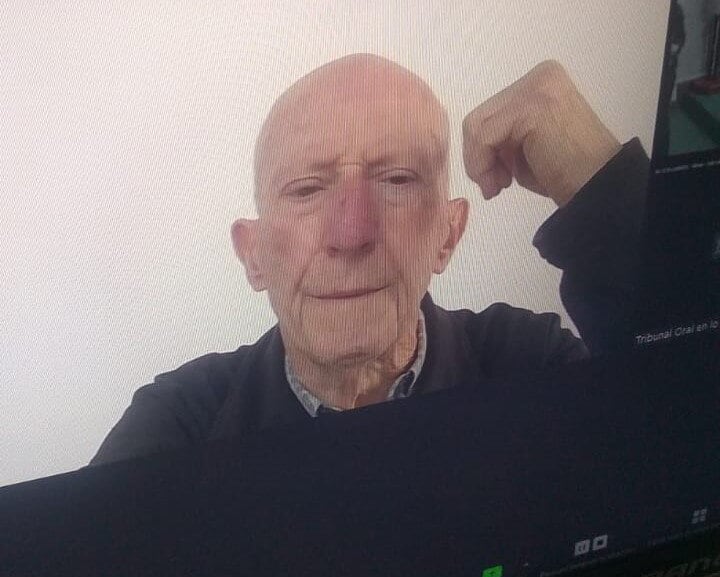 Guil sigue las audiencias por videoconferencia.