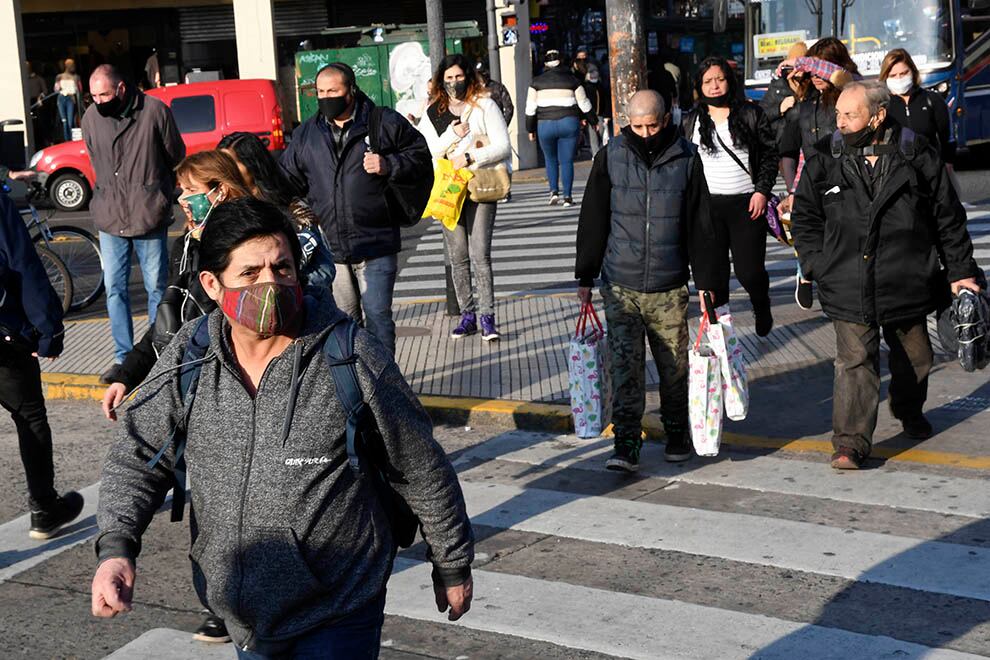 Una gran cantidad de personas se movilizaron hoy en el barrio porteño de Once como en un día previo a la pandemia COVID-19, a pesar del Aislamiento social, preventivo.
