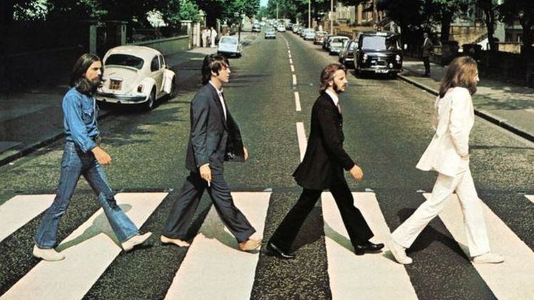 Los Beatles cruzan la calle en la portada de su último disco.