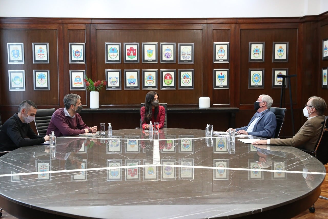 La secretaria de Comercio Interior, Paula Español, con los principales representantes de la industria editorial.