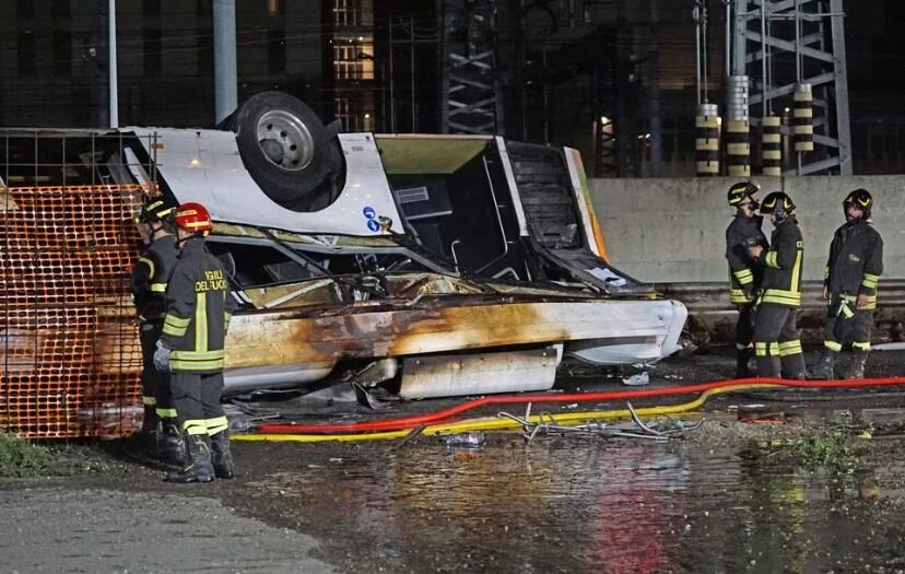 El micro cayó sobre las vías del tren, debajo del puente.