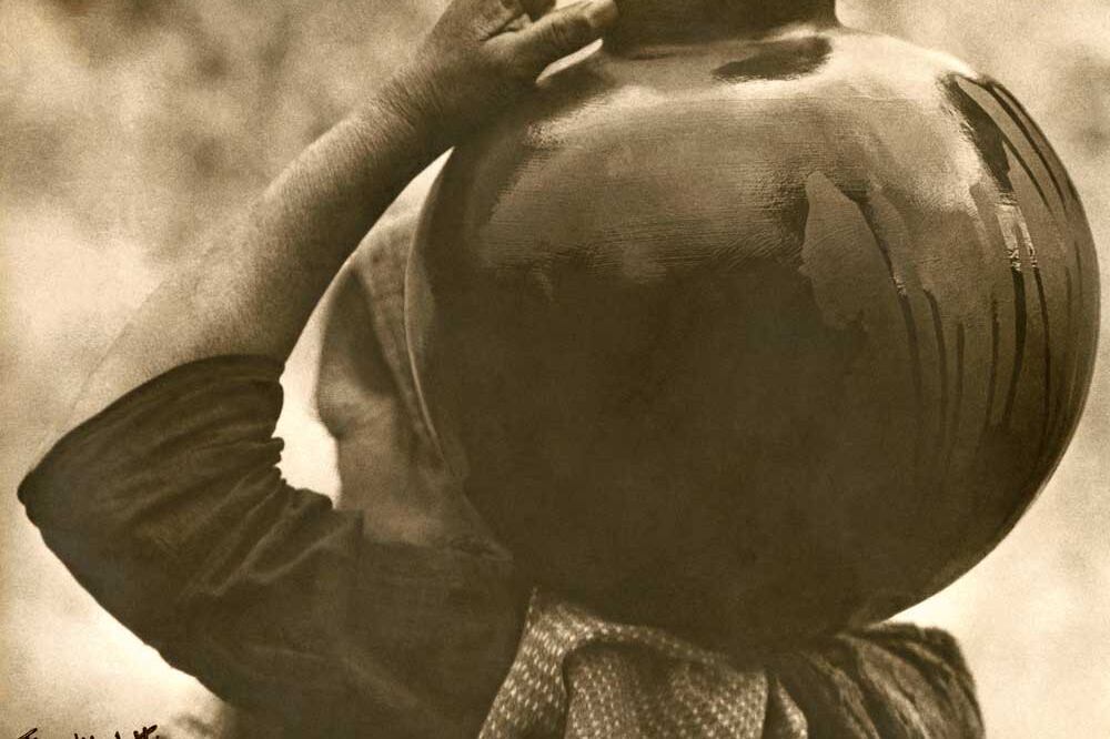 Campesina zapoteca con cántaro al hombro, 1928.