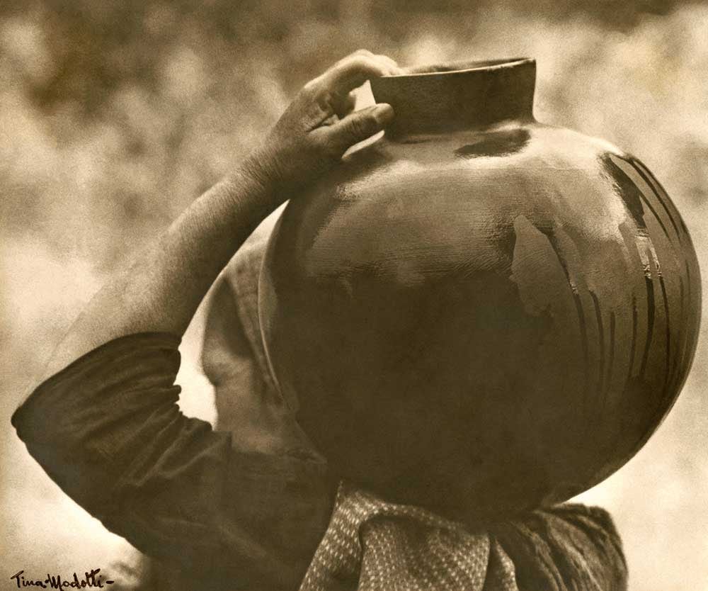 Campesina zapoteca con cántaro al hombro, 1928.