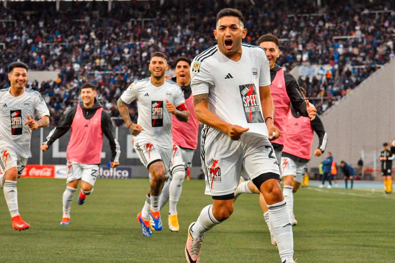 Goitía festeja el 1 a 0 tras su potente remate desde fuera del área