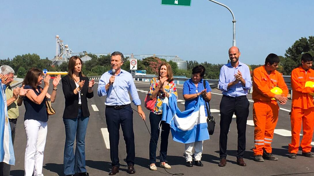 María Eugenia Vidal, Mauricio Macri y Guillermo Dietrich, durante la inauguración de una obra vial.