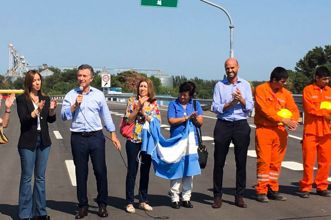 María Eugenia Vidal, Mauricio Macri y Guillermo Dietrich, durante la inauguración de una obra vial.