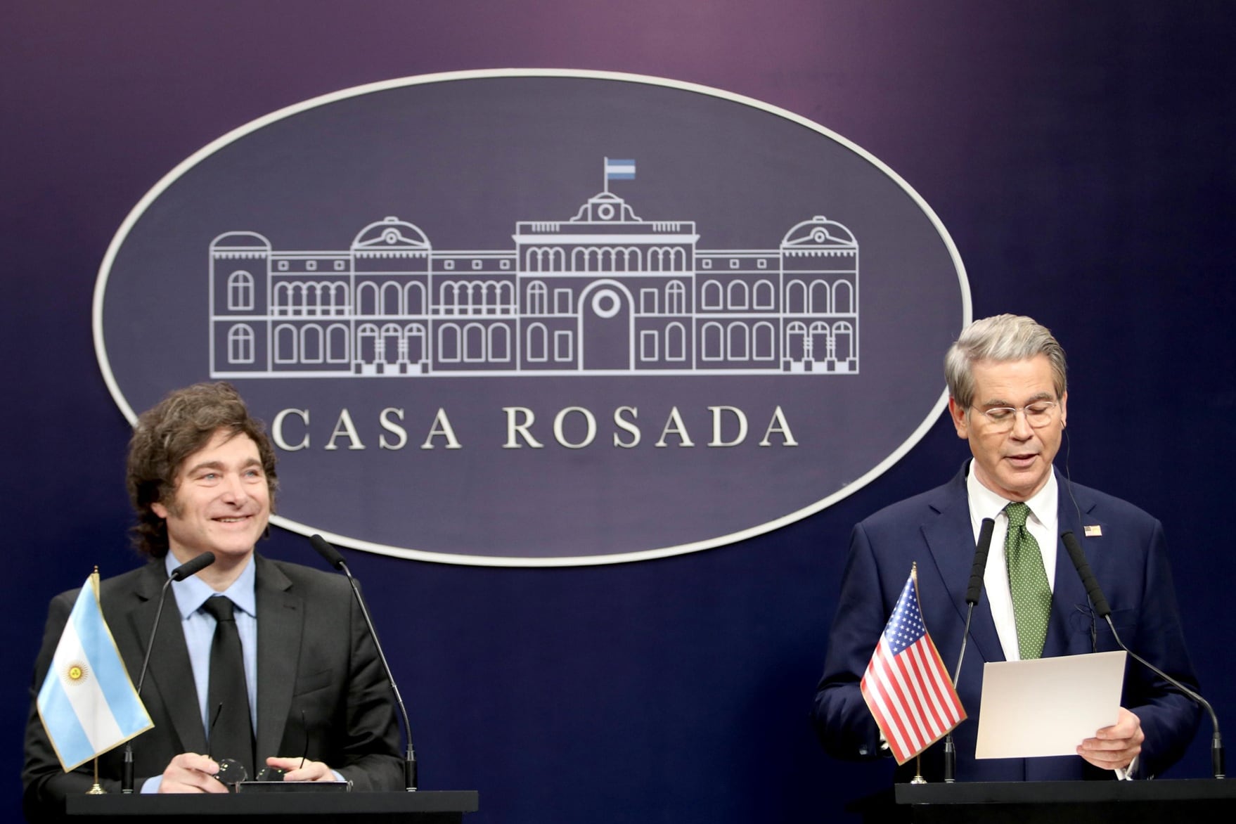 El presidente Javier Milei junto a Scott Bessent, secretario del Tesoro de Estados Unidos