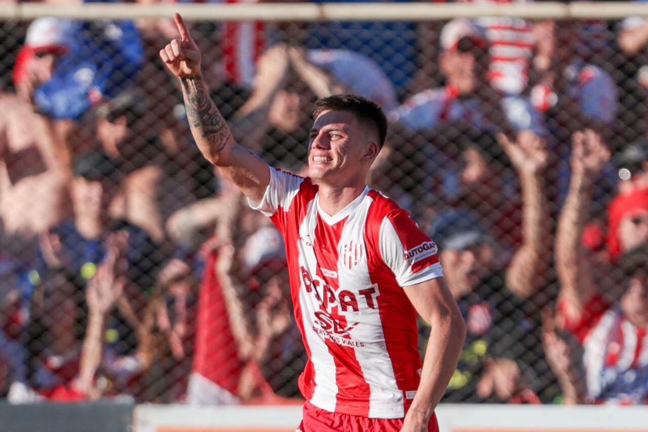 Zenón festeja un gol en Unión