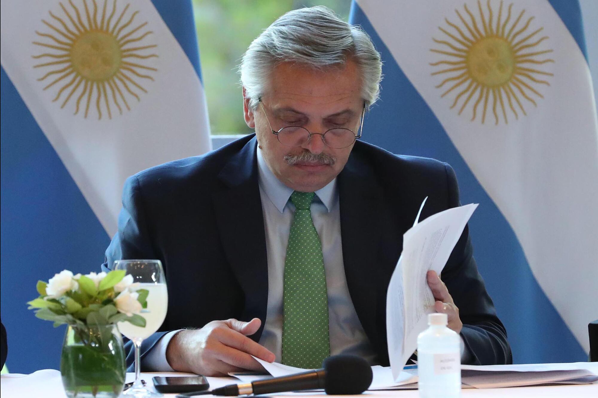  Alberto Fernández llamó este domingo a "reflexionar en conjunto sobre lo que nos pasa buscando darle certidumbre a la necesidad de empezar a construir un mejor futuro”.