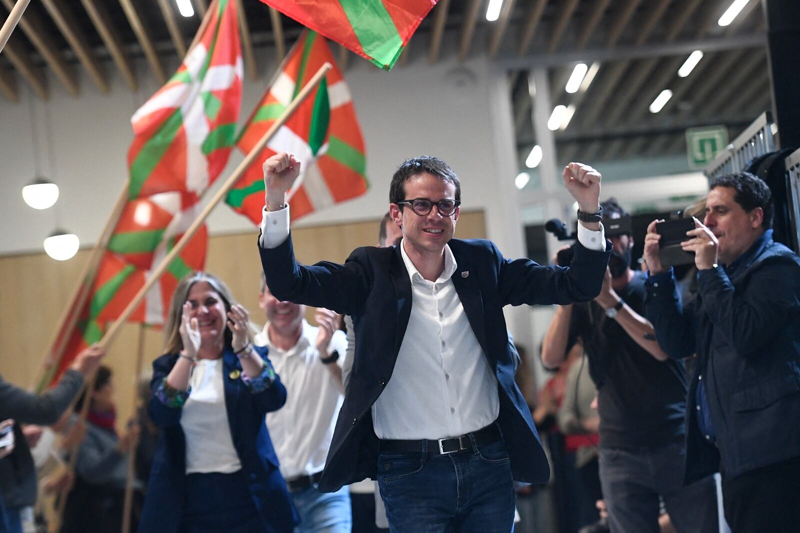 Pello Otxandiano, candidato de Bildu, festeja elresultado electoral.
