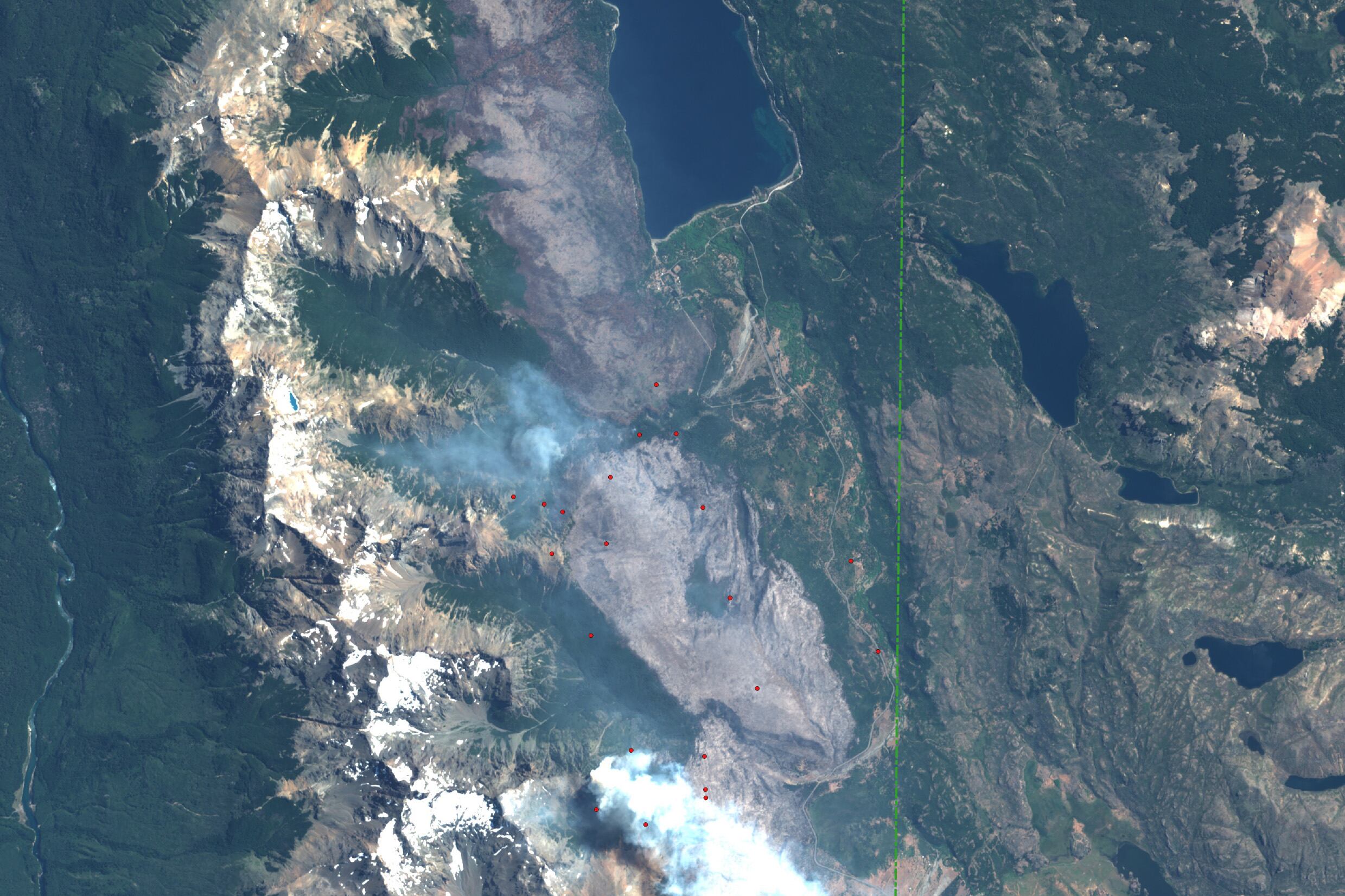 Imagen satelital de un incendio forestal en Chubut distribuida por CONAE.