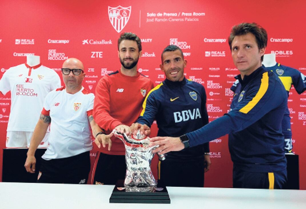 Sampaoli, Pareja, Tevez y el Mellizo Guillermo, durante la presentación.