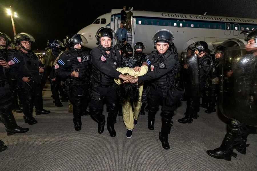 Traslado de un supuesto miembro del Tren de Aragua en el aeropuerto internacional de El Salvador.