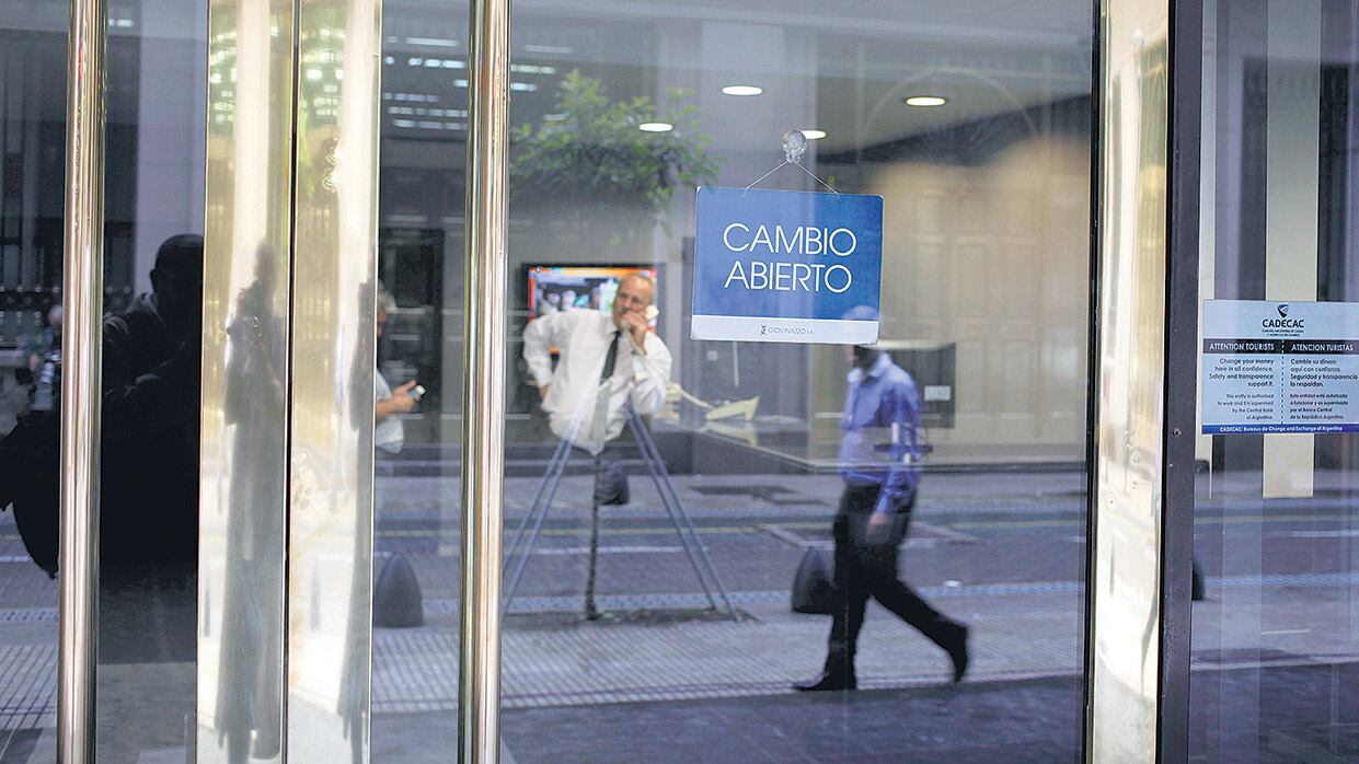 Fuerte aumento del volumen de operaciones en el mercado de cambios en un escenario de alza de la cotización del billete.