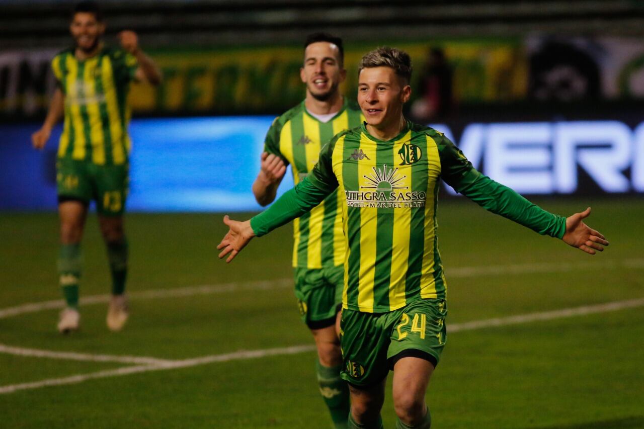 Lodico celebra el gol que le dio la victoria al Tiburón