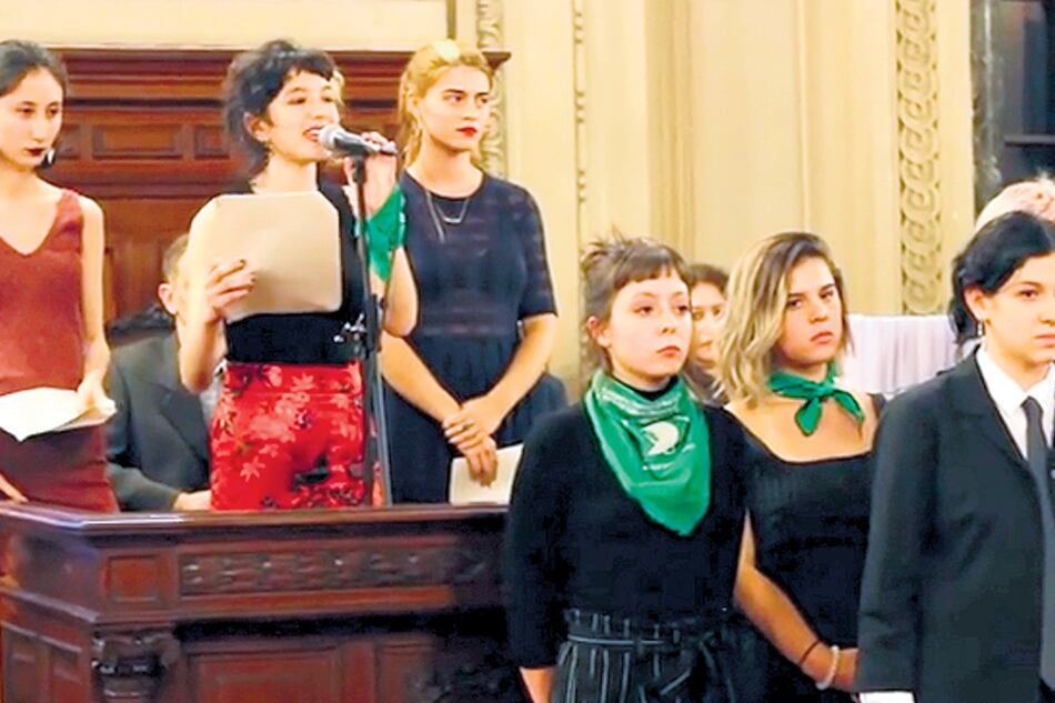 Las ex alumnas del Colegio Nacional de Buenos Aires denunciaron hábitos de acoso sexual en los claustros.