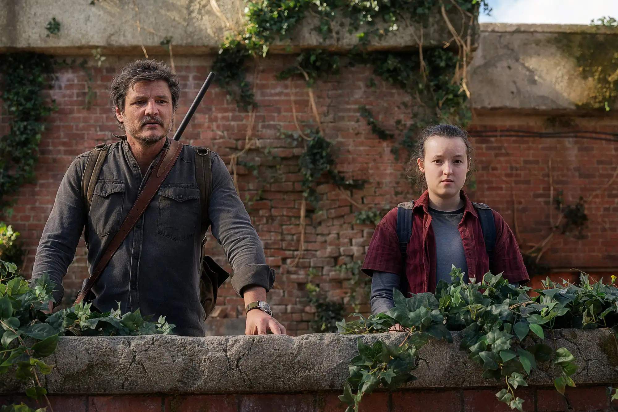 Joel (Pedro Pascal) y Ellie (Ramsey) en un mundo posapocalíptico