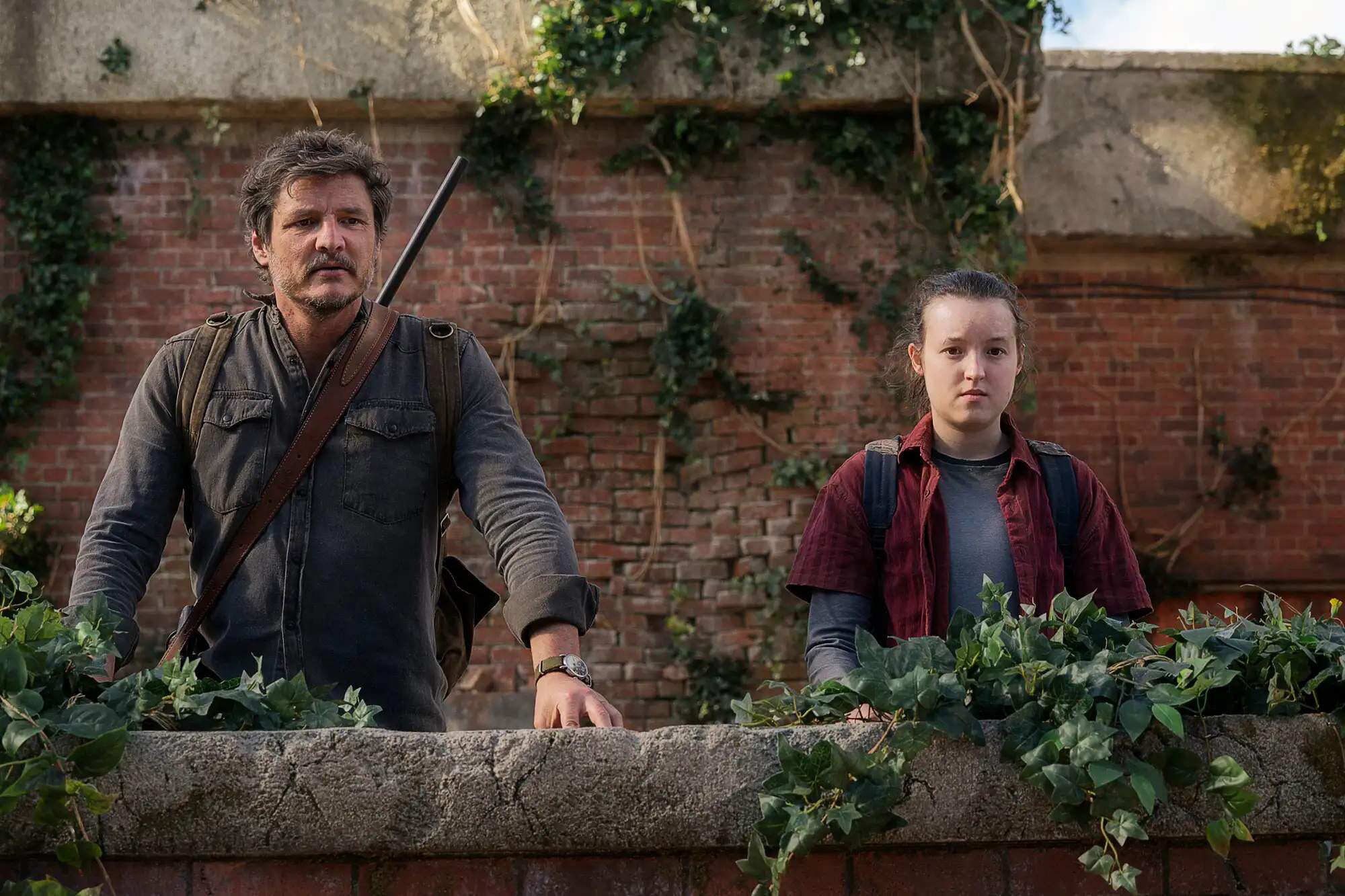 Joel (Pedro Pascal) y Ellie (Ramsey) en un mundo posapocalíptico