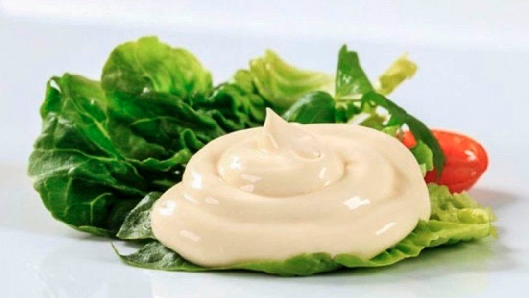 En el frente del envase del producto genuino aparece la imagen de una pechuga con rodajas de limón y tomate en la base de un plato.