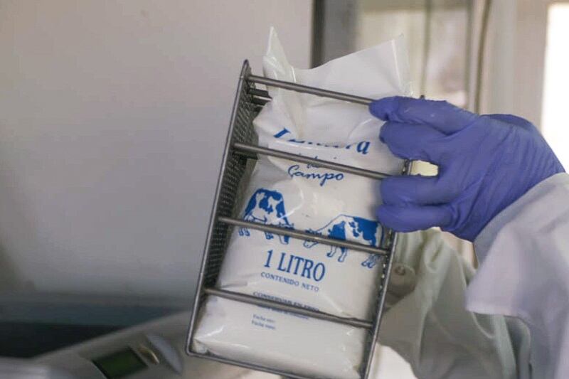 Técnicos del INTA, en alianza con investigadores de la Universidad de Buenos Aires, desarrollaron una ensachetadora con un mecanismo de pasteurización para volúmenes chicos.