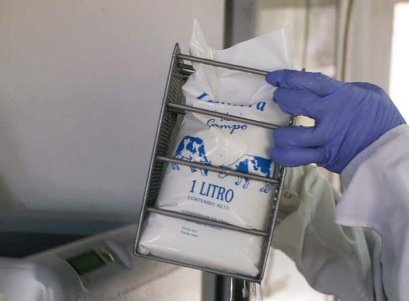 Técnicos del INTA, en alianza con investigadores de la Universidad de Buenos Aires, desarrollaron una ensachetadora con un mecanismo de pasteurización para volúmenes chicos.