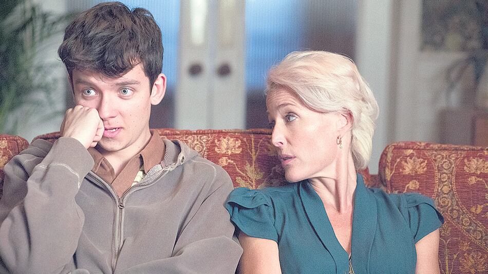 Butterfield en Sex Education junto a Gillian Anderson, quien encarna a Jean, su algo despótica madre.