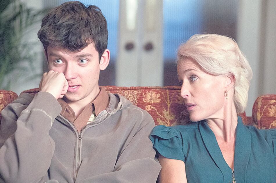 Butterfield en Sex Education junto a Gillian Anderson, quien encarna a Jean, su algo despótica madre.