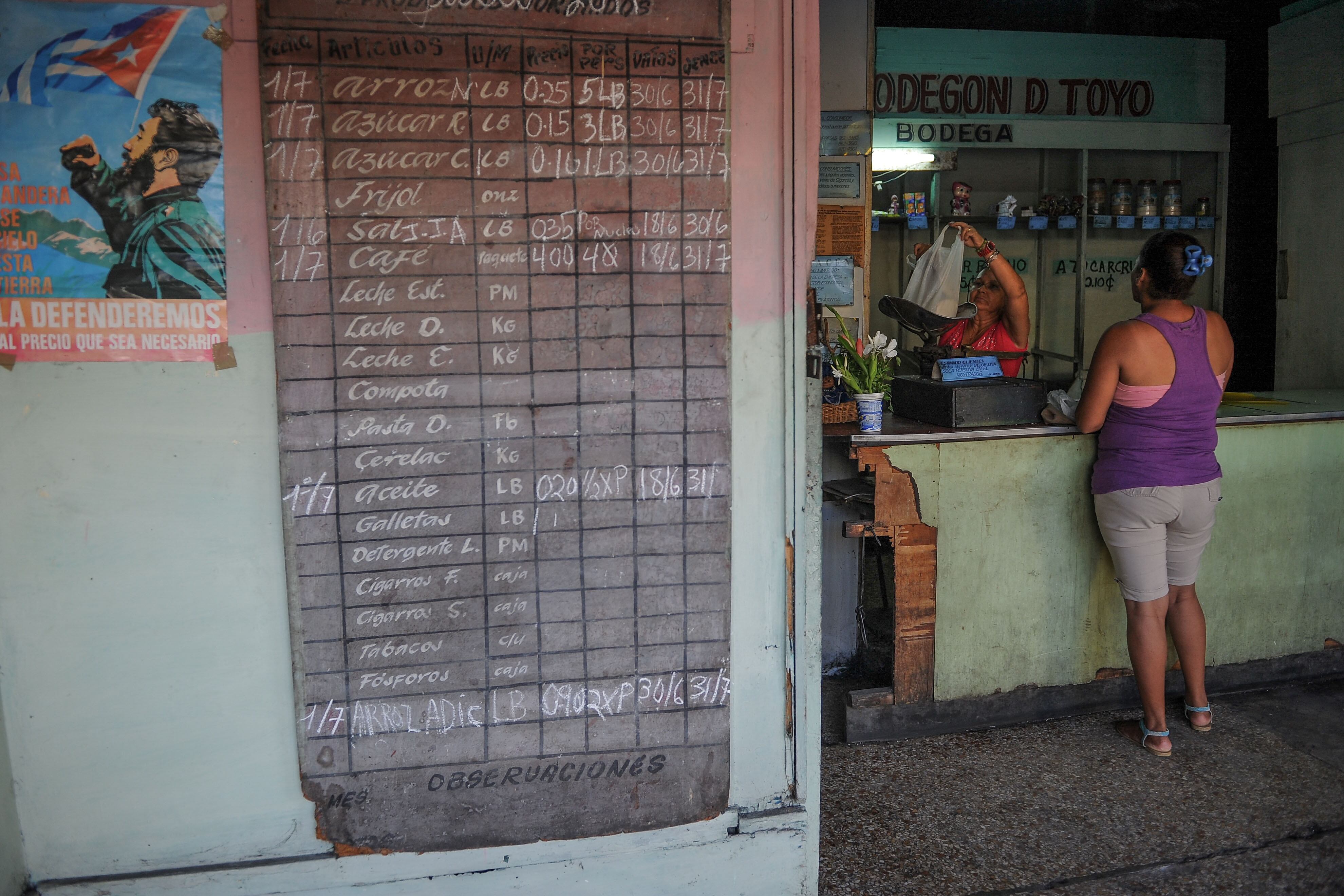 En este local de La Habana se ve la lista de productos de racionamiento.