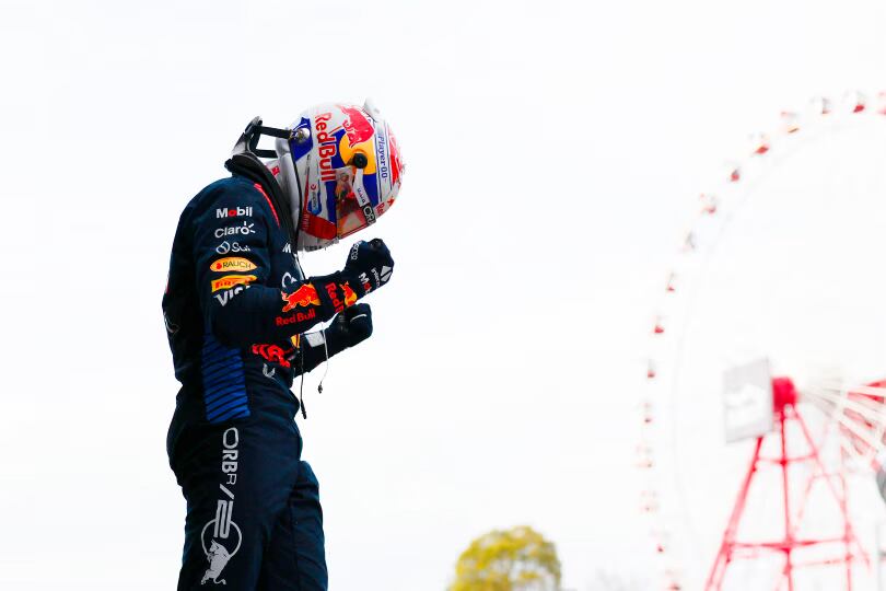 Max Verstappen festeja su triunfo en el circuito de Suzuka.
