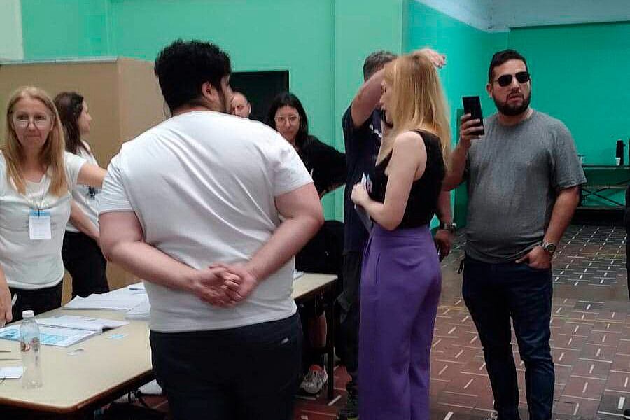 Lilia Lemoine, candidata a diputada por La Libertad Avanza, discutiendo con las autoridades de mesa.