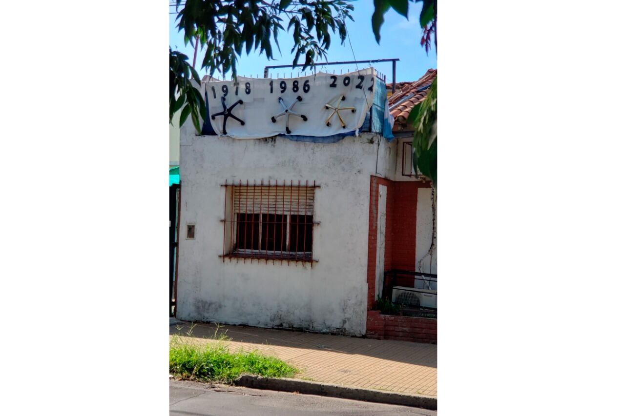 Mucho más que tres sillas colgadas en una casa