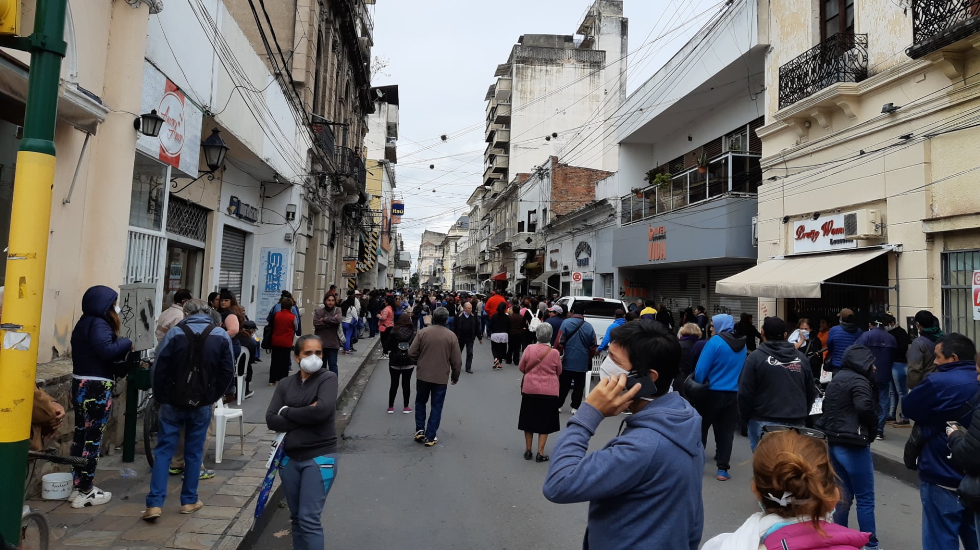 Una multitud sobre calle Mitre. El banco a cuatro cuadras.