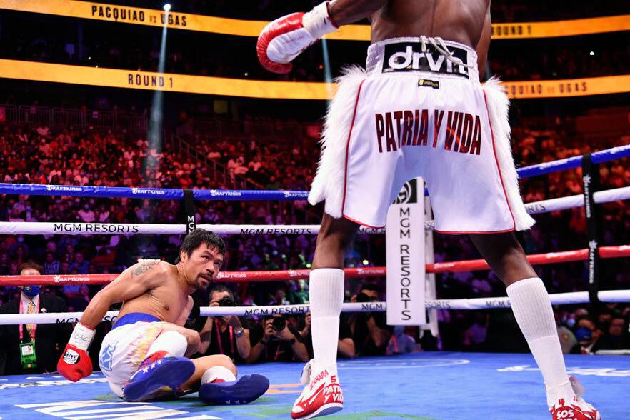 Manny Pacquiao, caído frenet a Yordenis Ugás.