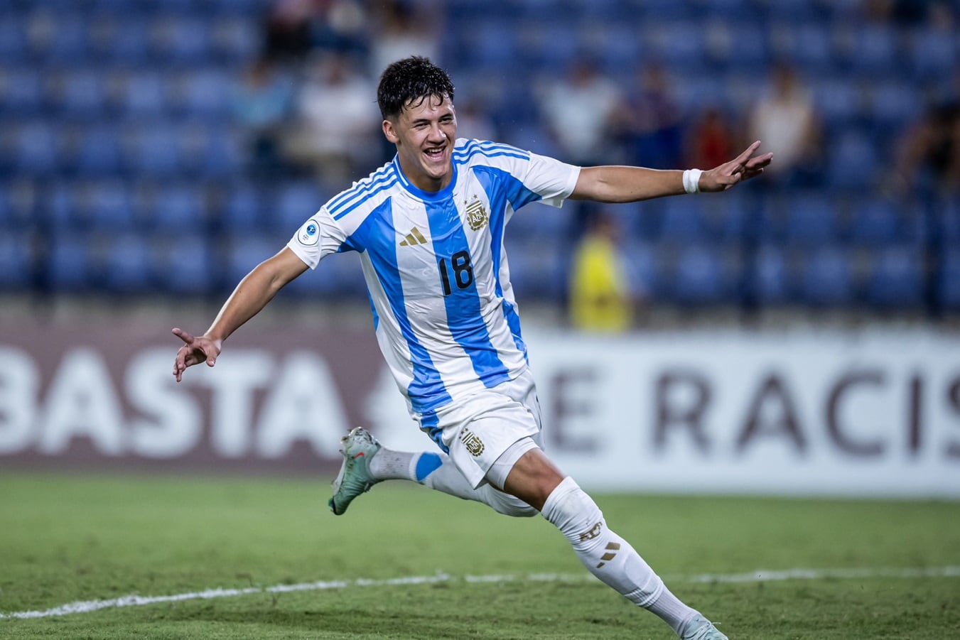 Juan Cruz Meza (River) festeja su gol, el segundo de la Argentina.