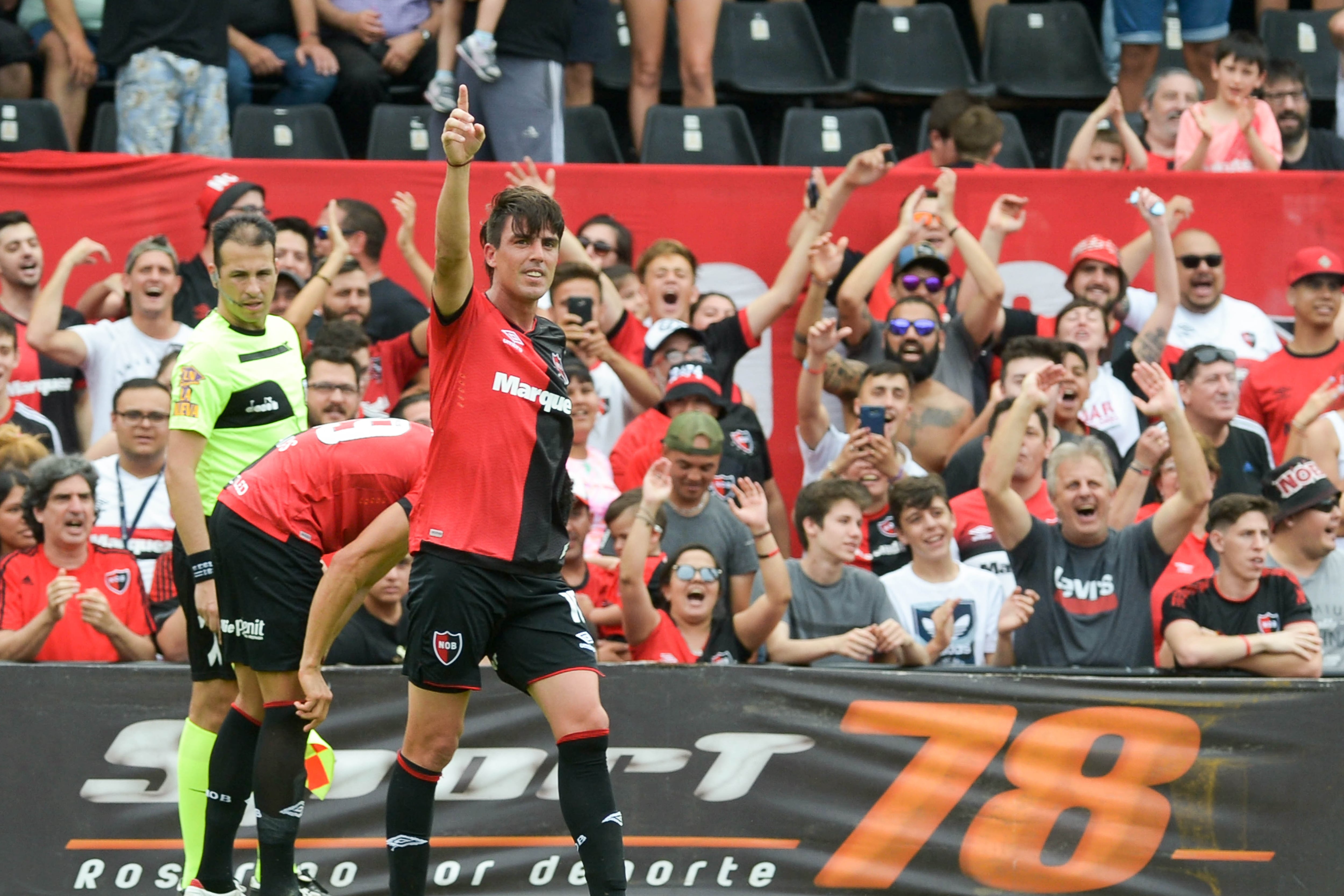 El festejo de Formica luego de su gol de cabeza.