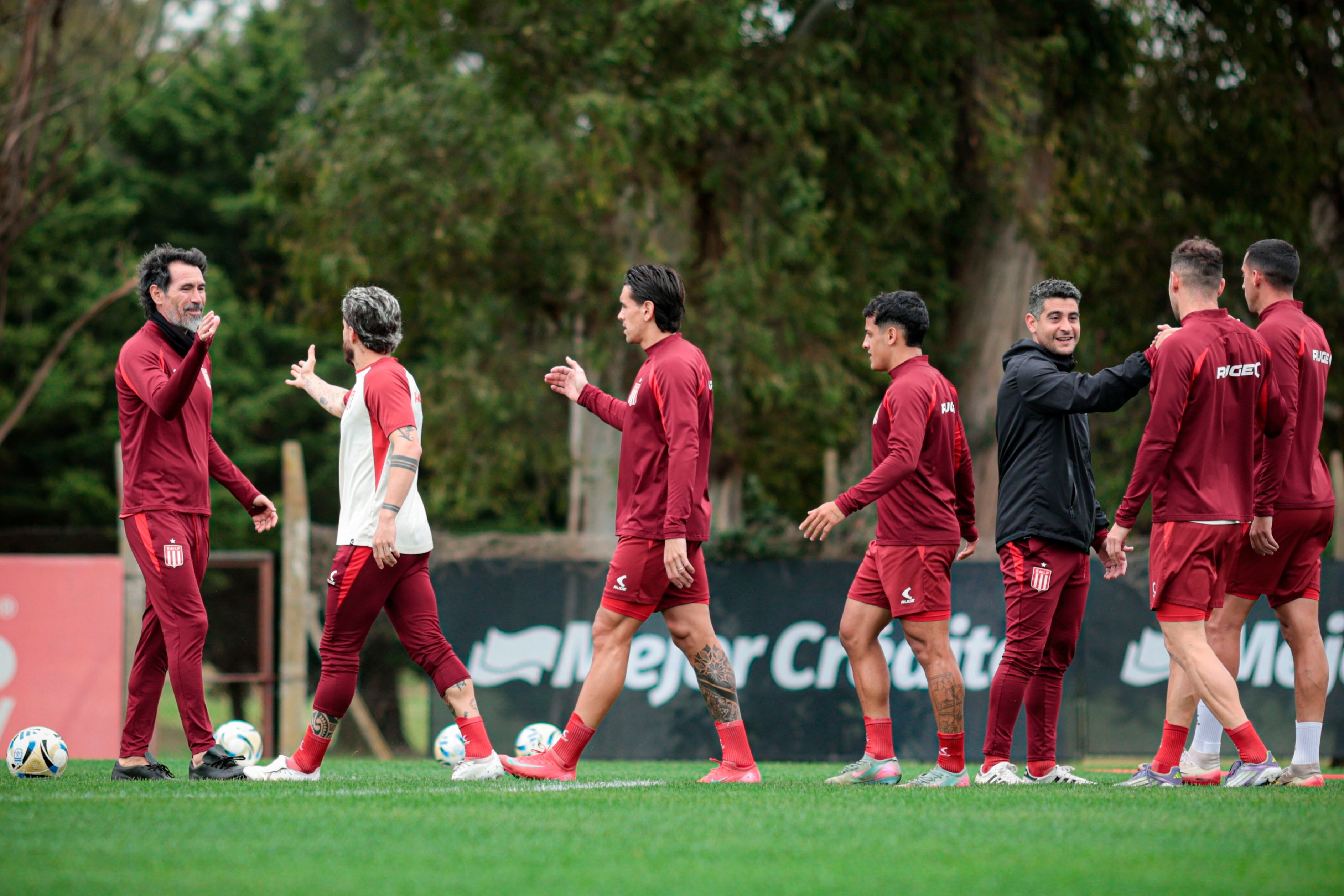 Eduardo Domínguez saluda a los jugadores en la práctica