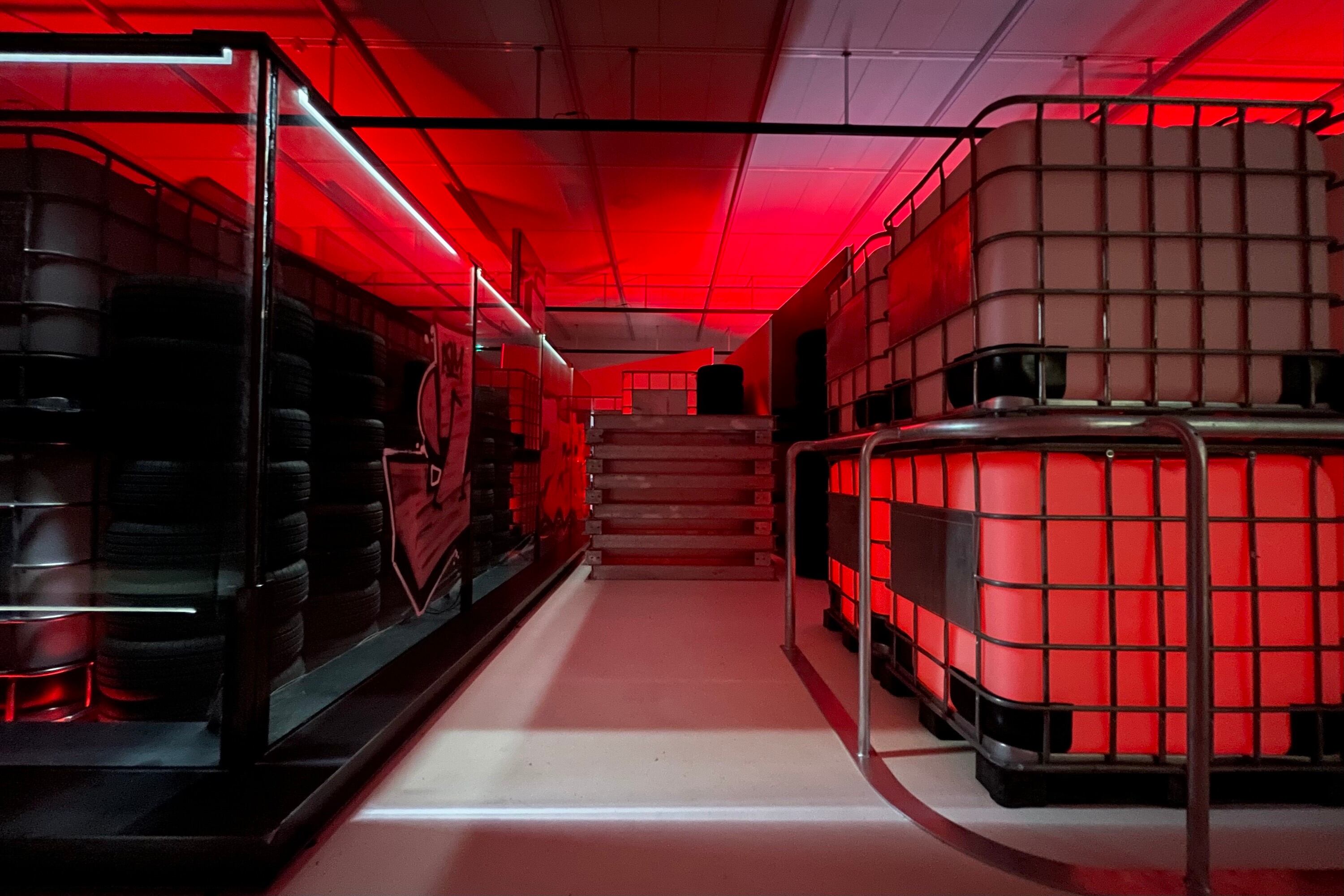 Vista parcial de la instalación de Anne Imhof en el Mueo Stedelijk. Abajo: Otro sector de la instalación de Anne Imhof.