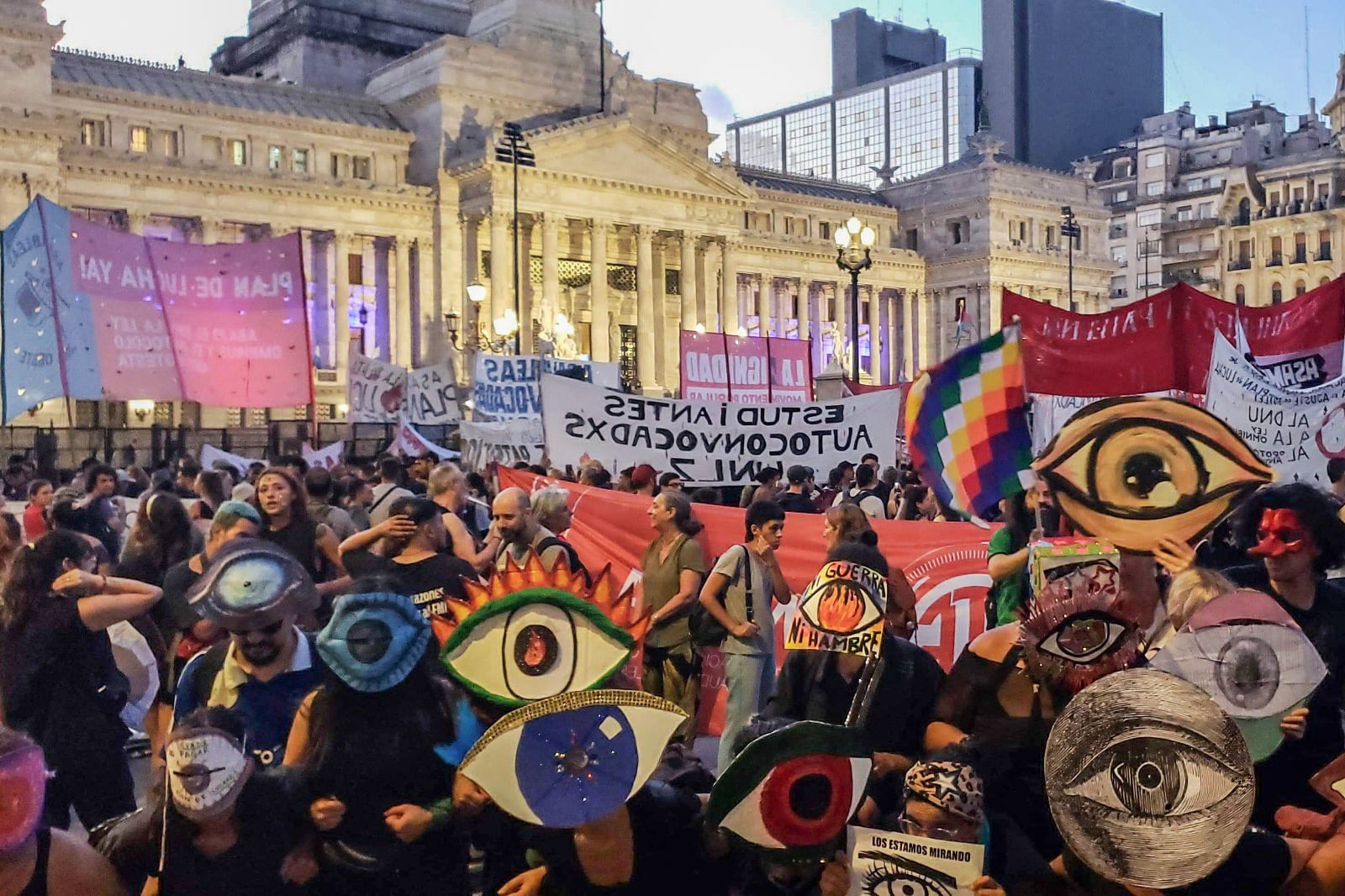 El "No la ven", transformado en intervención artística de lo que "el pueblo ve".