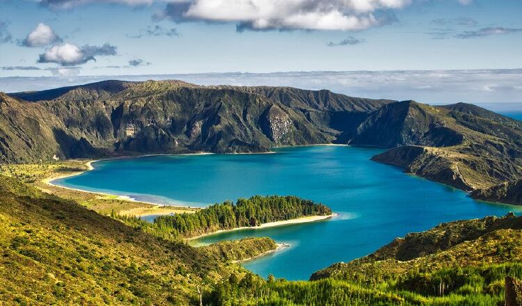Las Islas Azores de Portugal fueron seleccionadas como uno de los 25 mejores destinos para conocer en 2023. Imagen: EFE. 