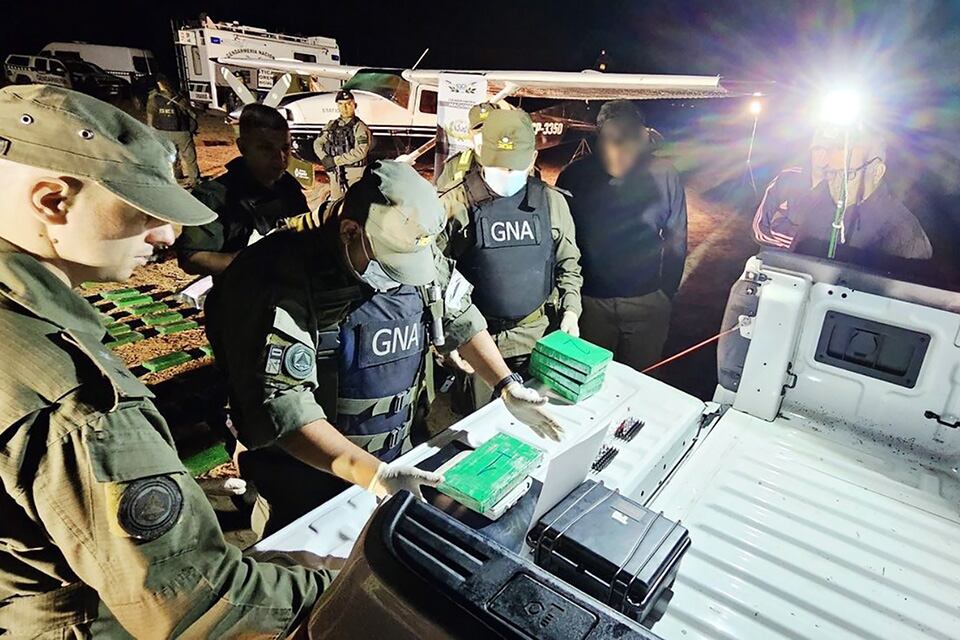 La Gendarmería Nacional contó y peso cada uno de los ladrillos de droga.