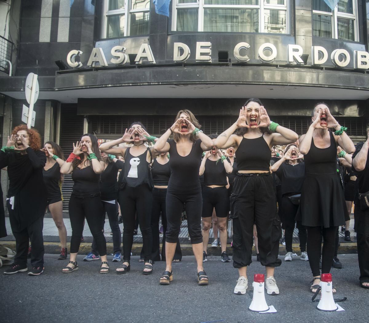 La performance  de Actrices Argentinas frente a la Casa de Córdoba pidiendo justicia para Flavia Saganías.